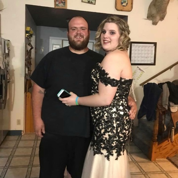 A very beautiful prom dress only wore once - Picture 6 of 6